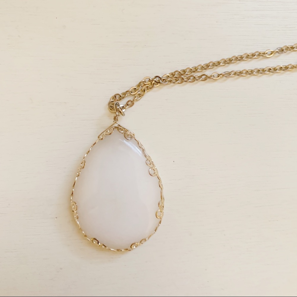 18” gold chain white drop pendant necklace - Picture 2 of 4